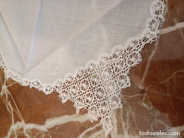 Antig&uuml;edades: Antiguo pa&ntilde;uelo de algod&oacute;n blanco de se&ntilde;ora puntilla - Foto 5