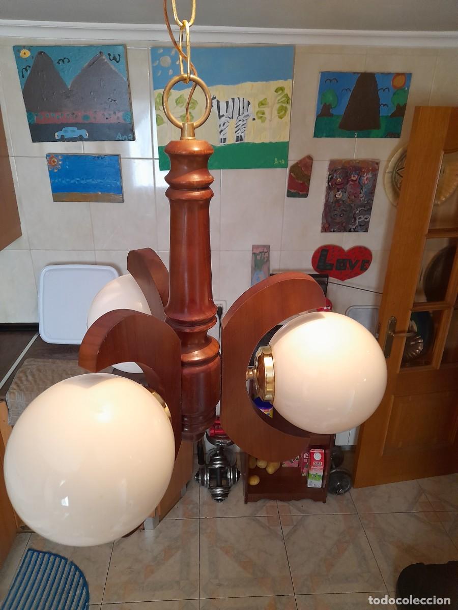 Antig&uuml;edades: L&aacute;mpara de madera y tres globos de techo d&eacute;cada de los 70 - Foto 1