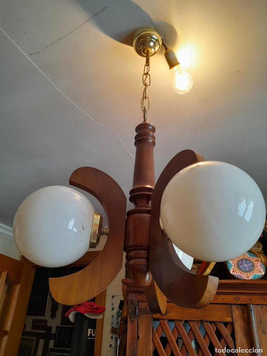 Antig&uuml;edades: L&aacute;mpara de madera y tres globos de techo d&eacute;cada de los 70 - Foto 3