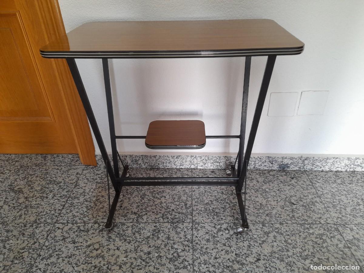 Antig&uuml;edades: Mesa para televisi&oacute;n y volt&iacute;metro d&eacute;cada de los 70 - Foto 1
