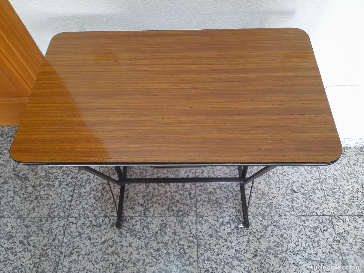 Antig&uuml;edades: Mesa para televisi&oacute;n y volt&iacute;metro d&eacute;cada de los 70 - Foto 2