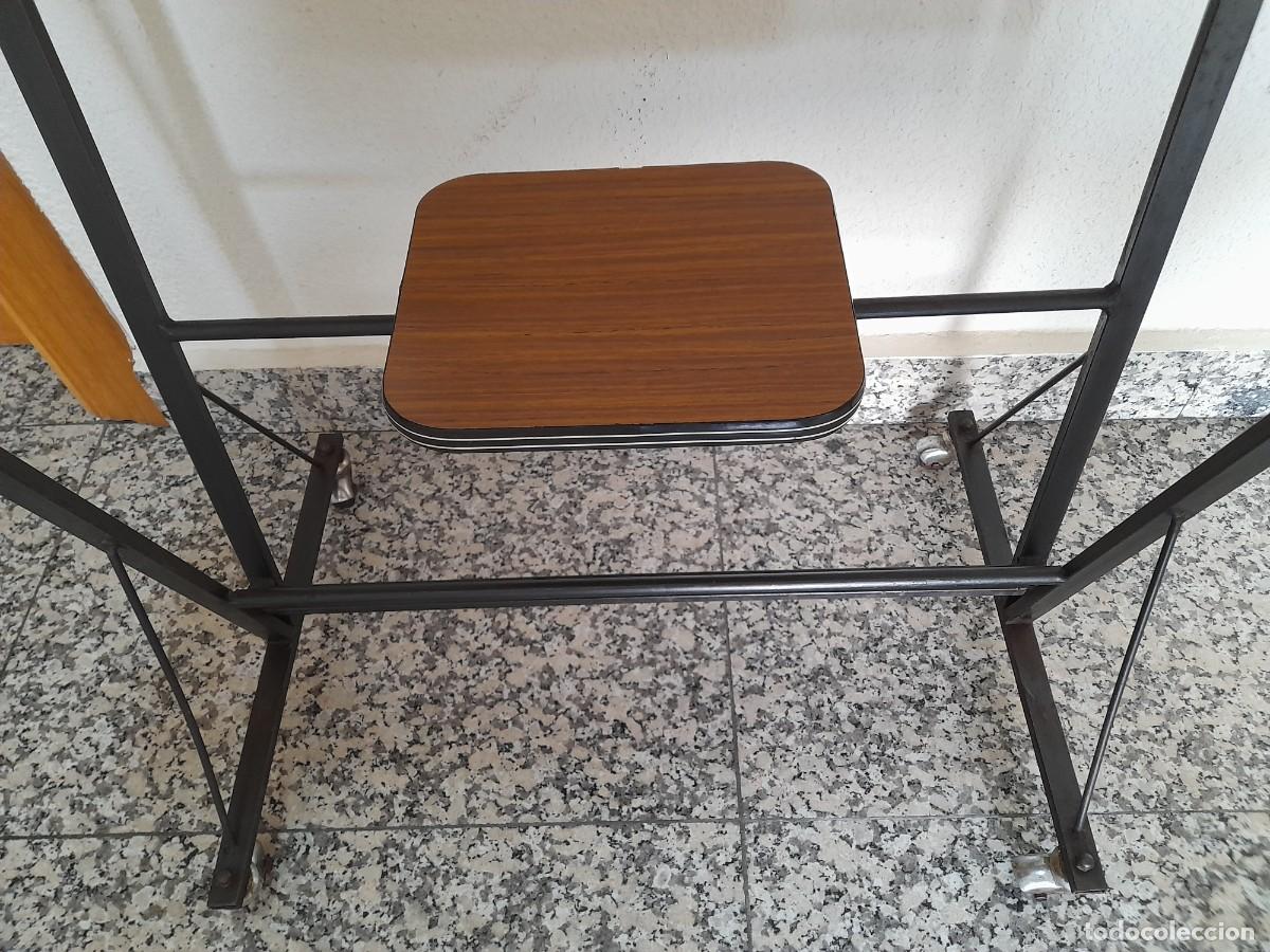 Antig&uuml;edades: Mesa para televisi&oacute;n y volt&iacute;metro d&eacute;cada de los 70 - Foto 3