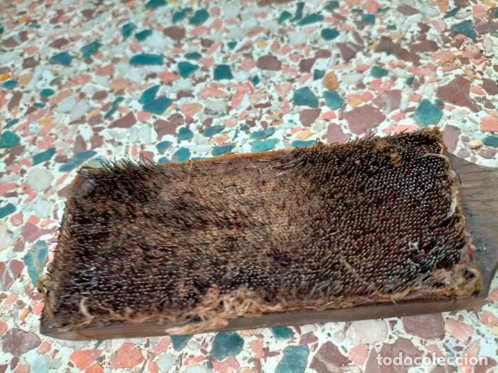 Antig&uuml;edades: Cepillo antiguo de madera con p&uacute;as de hierro o metal rectangular - Foto 2