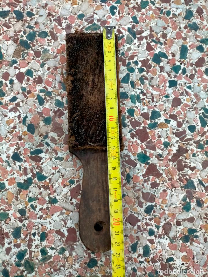 Antig&uuml;edades: Cepillo antiguo de madera con p&uacute;as de hierro o metal rectangular - Foto 3