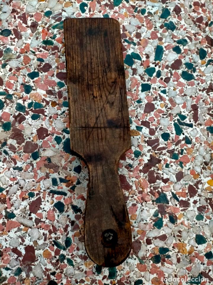 Antig&uuml;edades: Cepillo antiguo de madera con p&uacute;as de hierro o metal rectangular - Foto 5