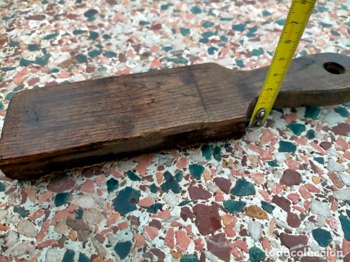 Antig&uuml;edades: Cepillo antiguo de madera con p&uacute;as de hierro o metal rectangular - Foto 6