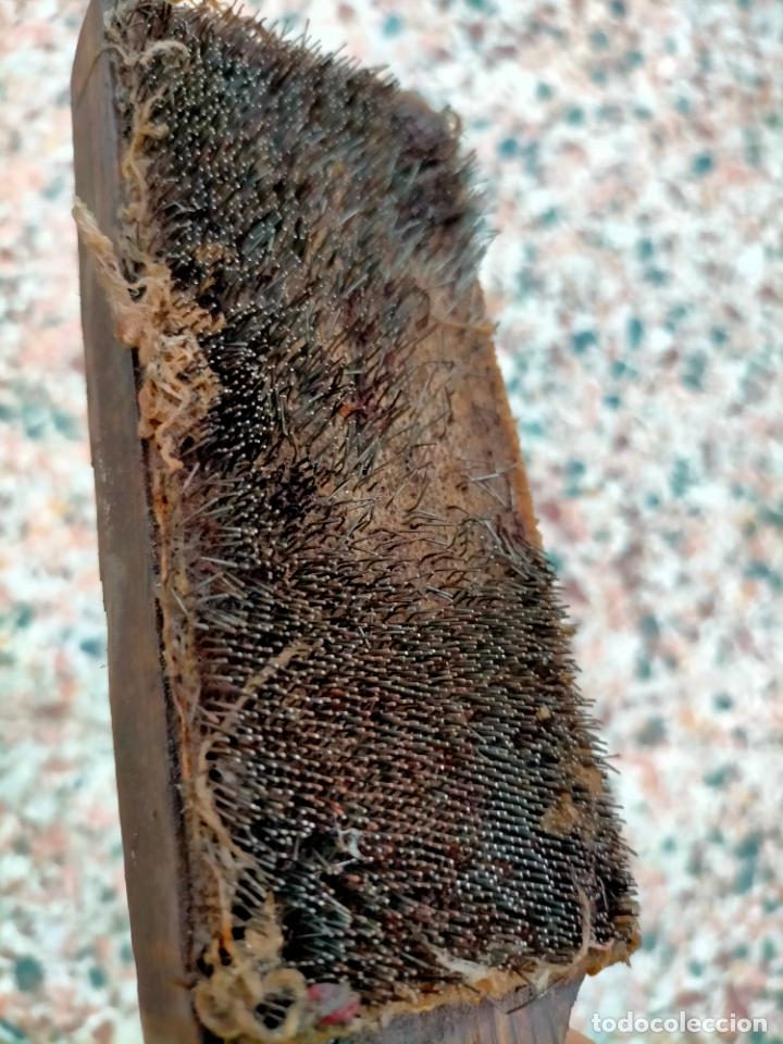 Antig&uuml;edades: Cepillo antiguo de madera con p&uacute;as de hierro o metal rectangular - Foto 8