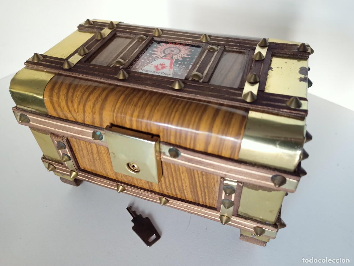Antig&uuml;edades: Antiguo ba&uacute;l caja musicalcon llave - Foto 1