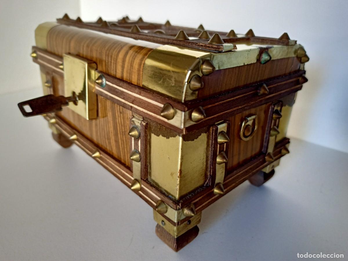 Antig&uuml;edades: Antiguo ba&uacute;l caja musicalcon llave - Foto 3