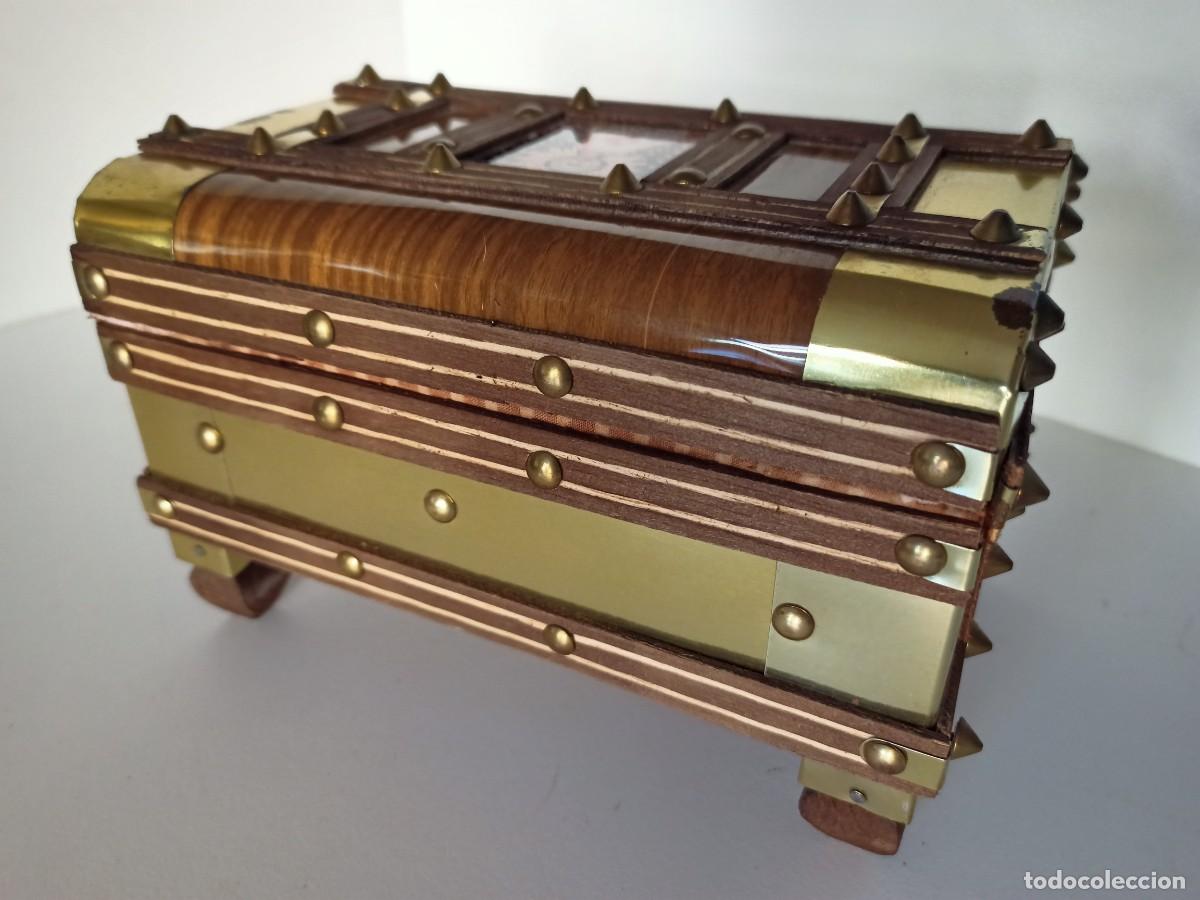 Antig&uuml;edades: Antiguo ba&uacute;l caja musicalcon llave - Foto 4