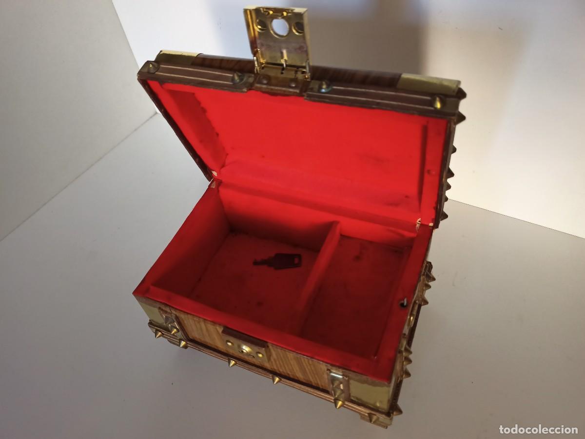 Antig&uuml;edades: Antiguo ba&uacute;l caja musicalcon llave - Foto 5