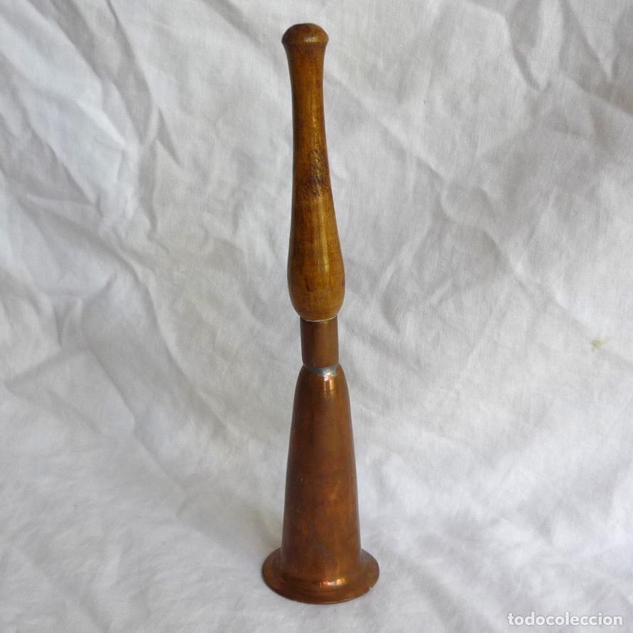 Antig&uuml;edades: Peculiar campana alargada de cobre, mango de madera - Foto 1