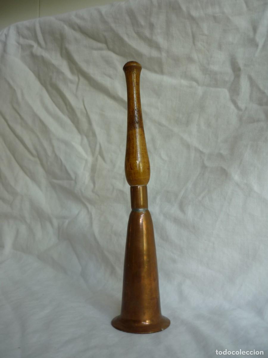 Antig&uuml;edades: Peculiar campana alargada de cobre, mango de madera - Foto 2