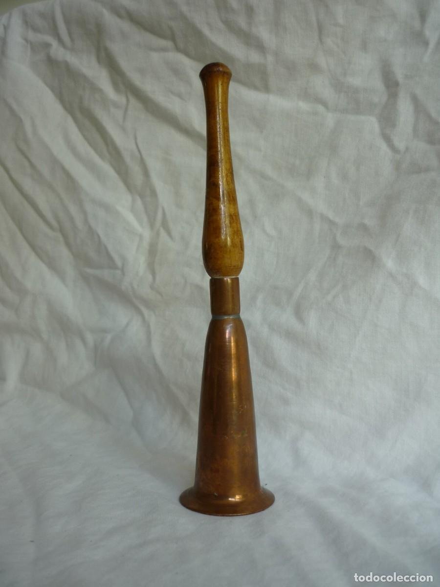 Antig&uuml;edades: Peculiar campana alargada de cobre, mango de madera - Foto 3