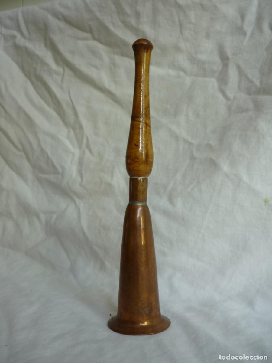 Antig&uuml;edades: Peculiar campana alargada de cobre, mango de madera - Foto 4