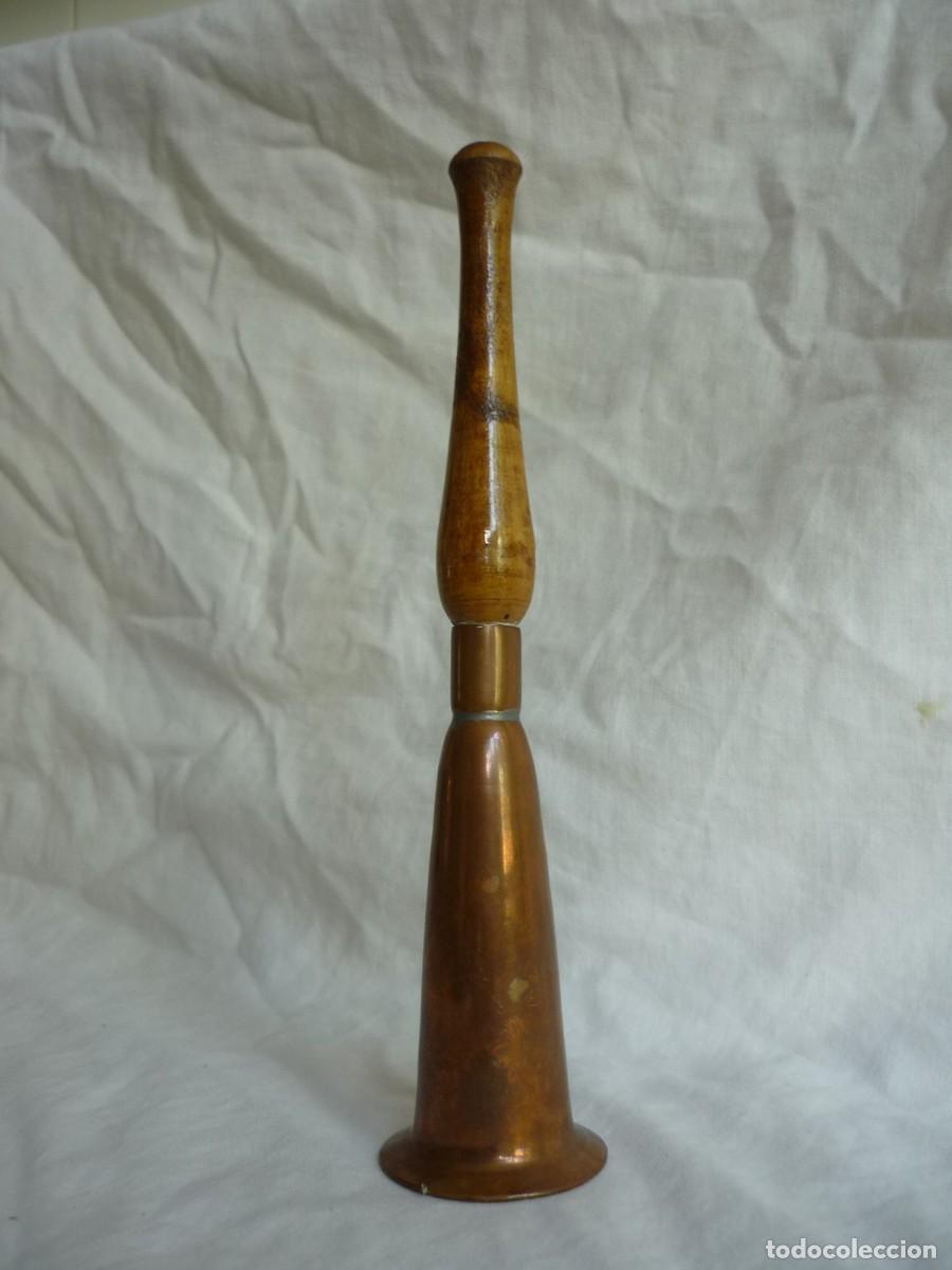 Antig&uuml;edades: Peculiar campana alargada de cobre, mango de madera - Foto 5
