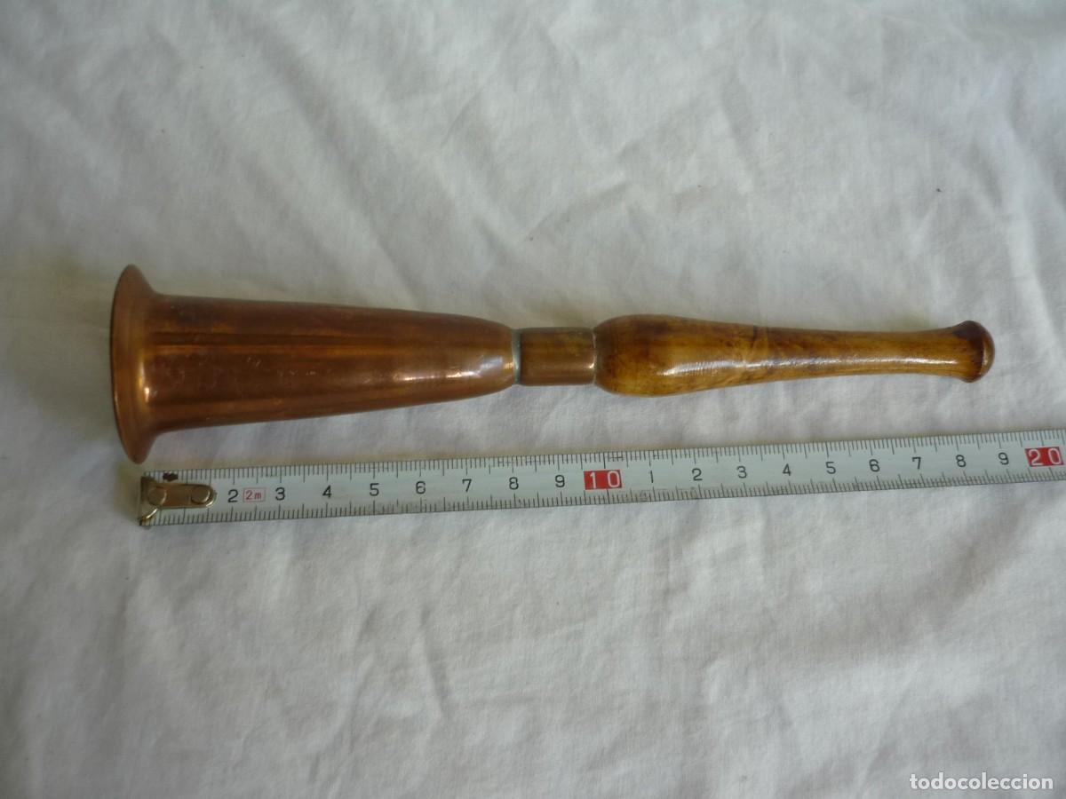 Antig&uuml;edades: Peculiar campana alargada de cobre, mango de madera - Foto 10