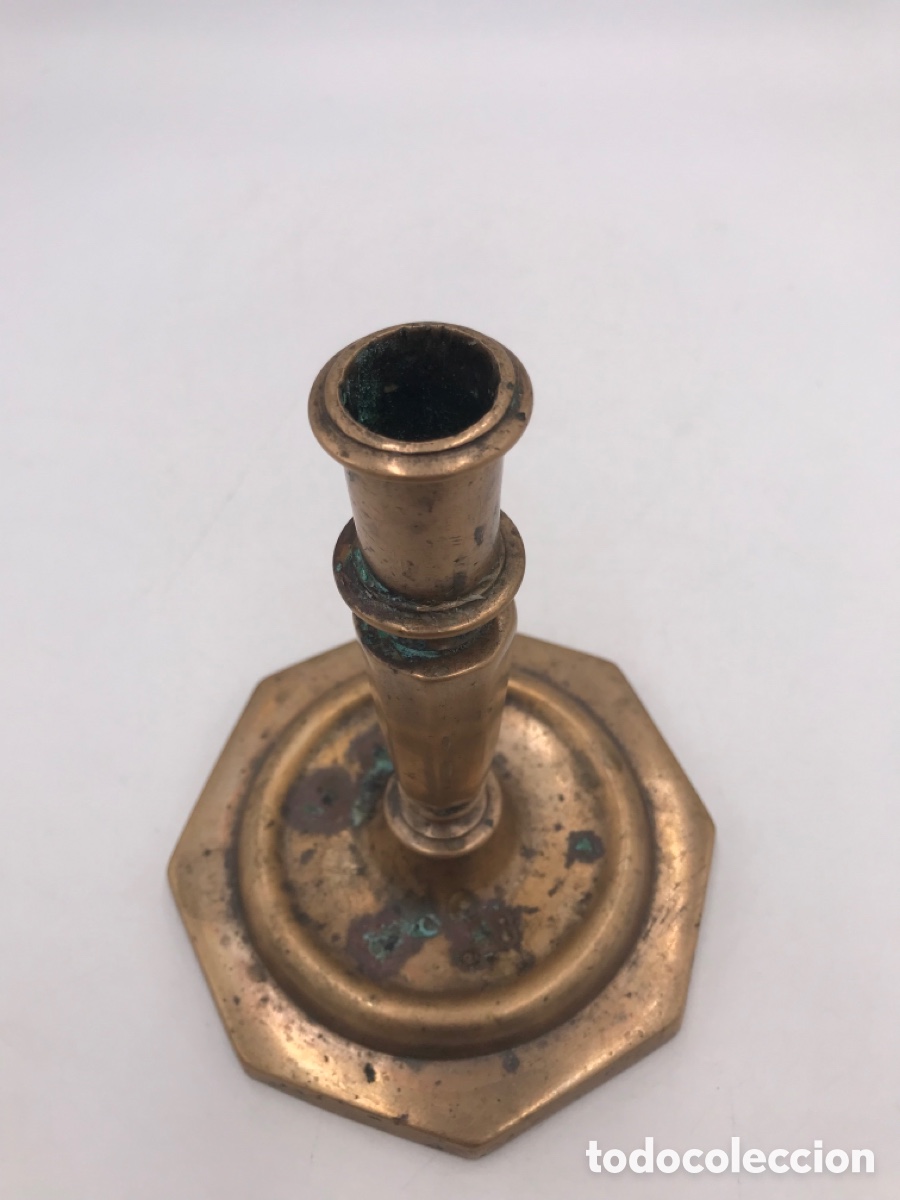 Antig&uuml;edades: Antiguo Candelero de bronce base octogonal - Foto 2