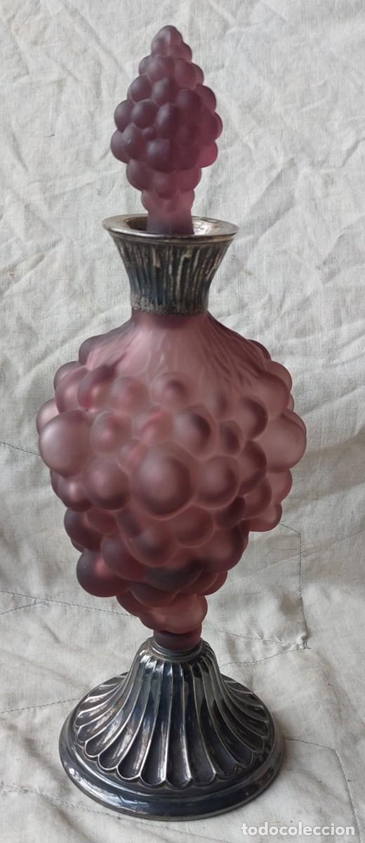 Antig&uuml;edades: Botella de cristal y plata en forma de racimo de uvas. - Foto 1