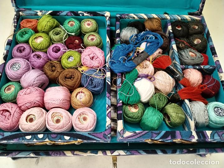Antig&uuml;edades: costurero con hilos - Foto 7
