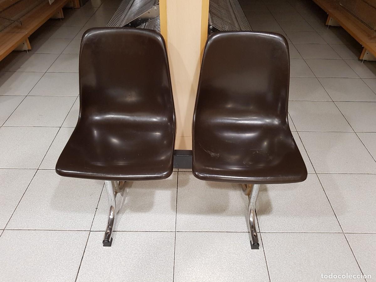Antig&uuml;edades: Sillas dobles en pl&aacute;stico - Foto 1