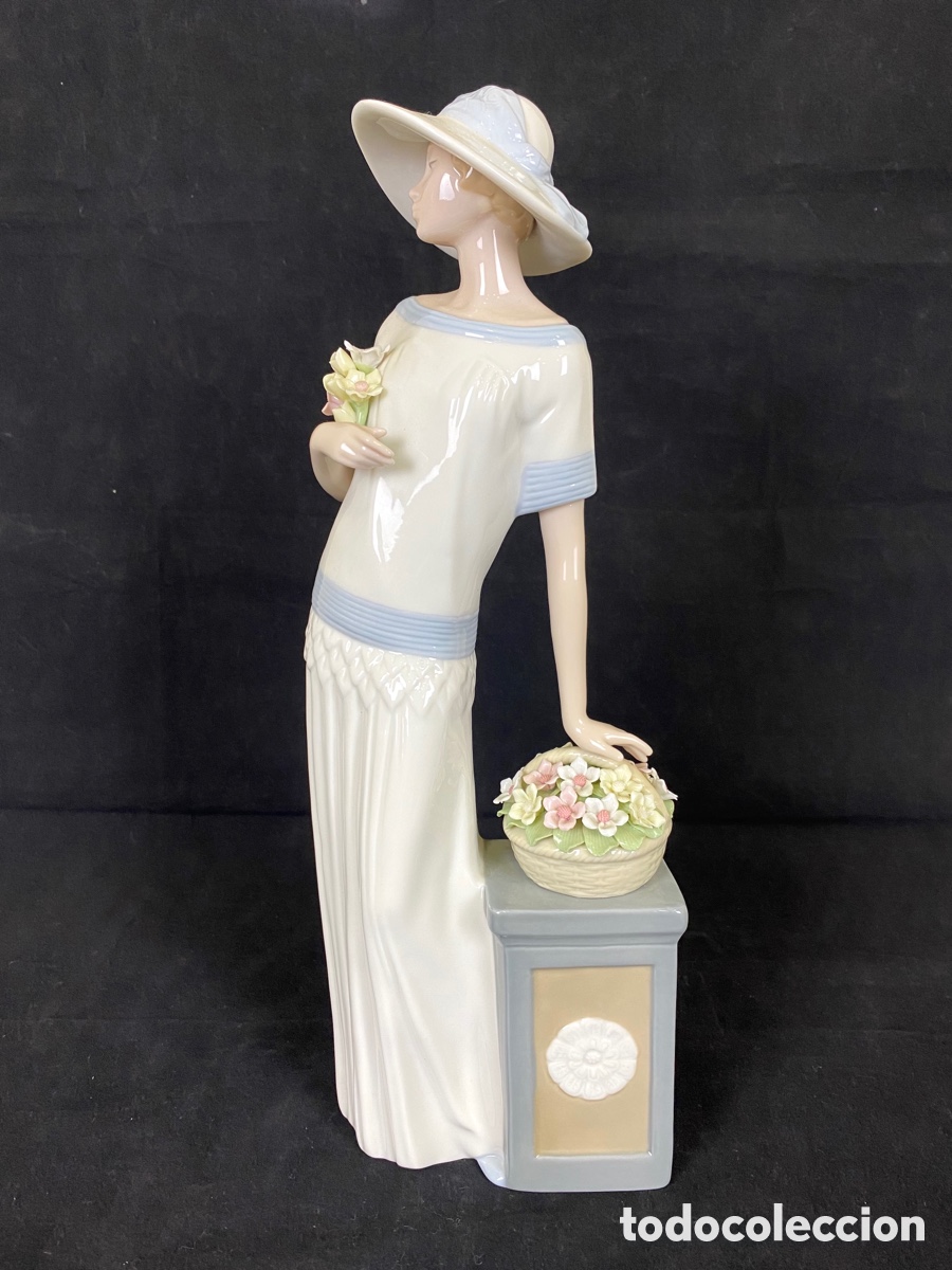 Antiquit&eacute;s: NI&Ntilde;A CON FLORES - PORCELANA NADAL - REF 2591 -