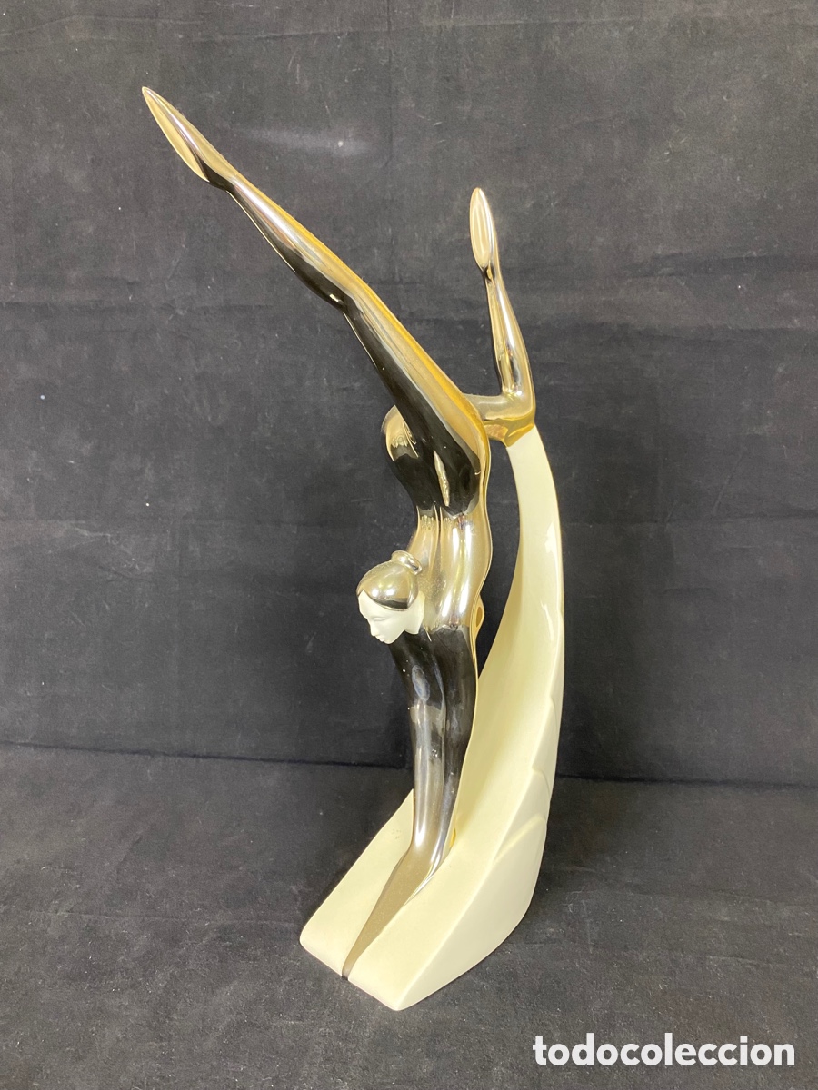 Antig&uuml;edades: ACROBATA - PORCELANA GALOS - 41 X 16 CM.