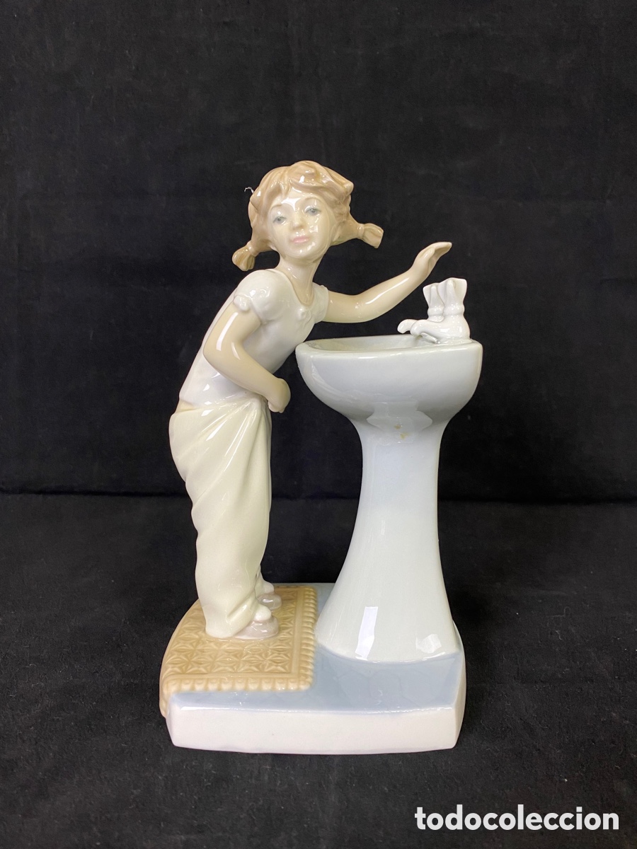 Antig&uuml;edades: FIGURA DE LLADR&Oacute; - NI&Ntilde;A EN EL LAVABO - PORCELANA