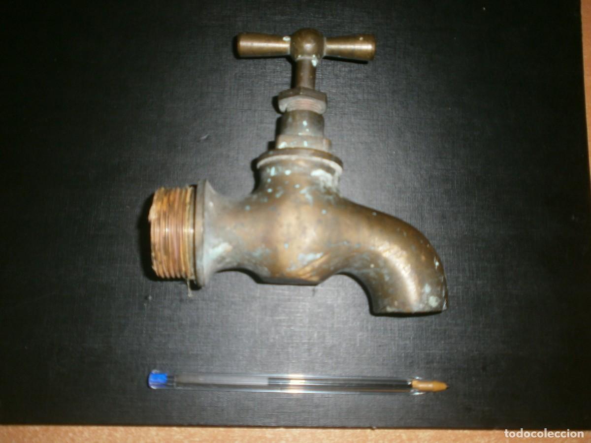 Antig&uuml;edades: Grifo grande de bronce antiguo 14X14 cm. rosca 4 cm. boca 3 cm.