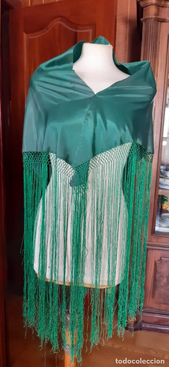 Antig&uuml;edades: MANTON DE PICO VERDE CON LARGO FLECO. - Foto 1