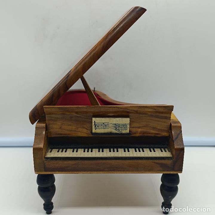 Bello grand store piano