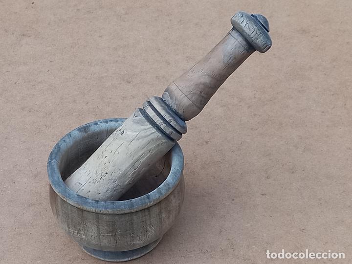 Antig&uuml;edades: MORTERO ANTIGUO DE MADERA CON SU MANO. - Foto 1