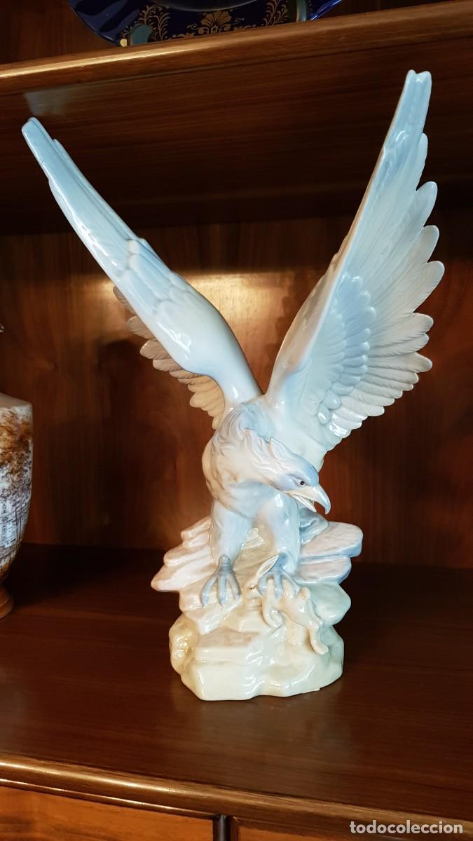 Antiques: Figura de porcelana de un &aacute;guila iniciando el vuelo. Muy bonita!