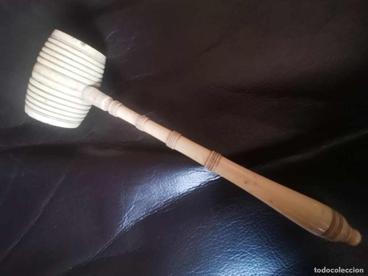 Antig&uuml;edades: Soberbio martillo antiguo de juez, en talla de marfil