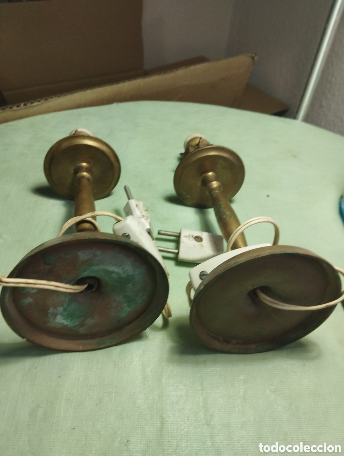 Antig&uuml;edades: Dos l&aacute;mparas de mesita de laton - Foto 2