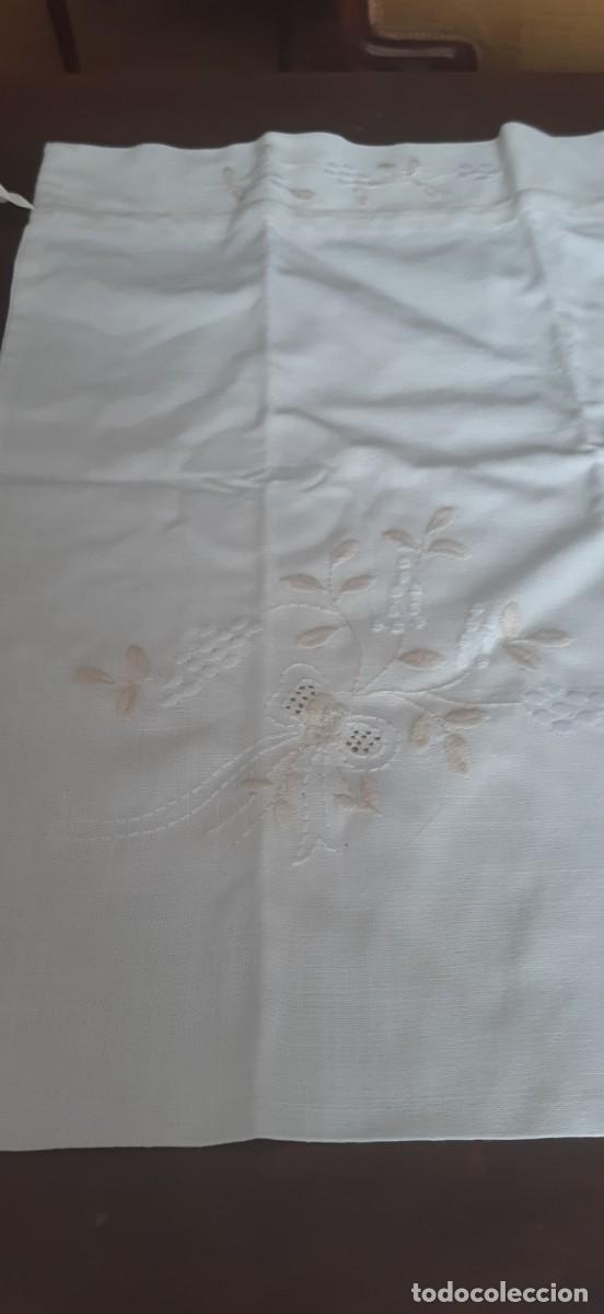 Antig&uuml;edades: BOLSA DE HILO BORDADA A M&Aacute;QUINA COLOR CRUDO, SIN ESTRENAR.