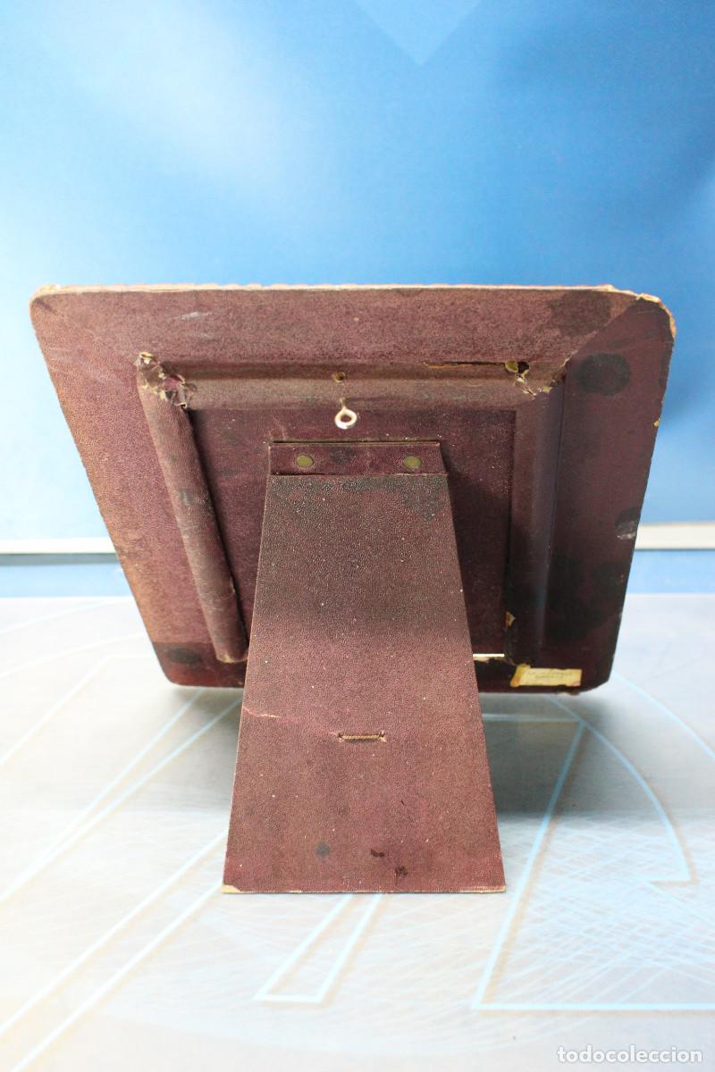 Antig&uuml;edades: Marco antiguo de cuero repujado. - Foto 2