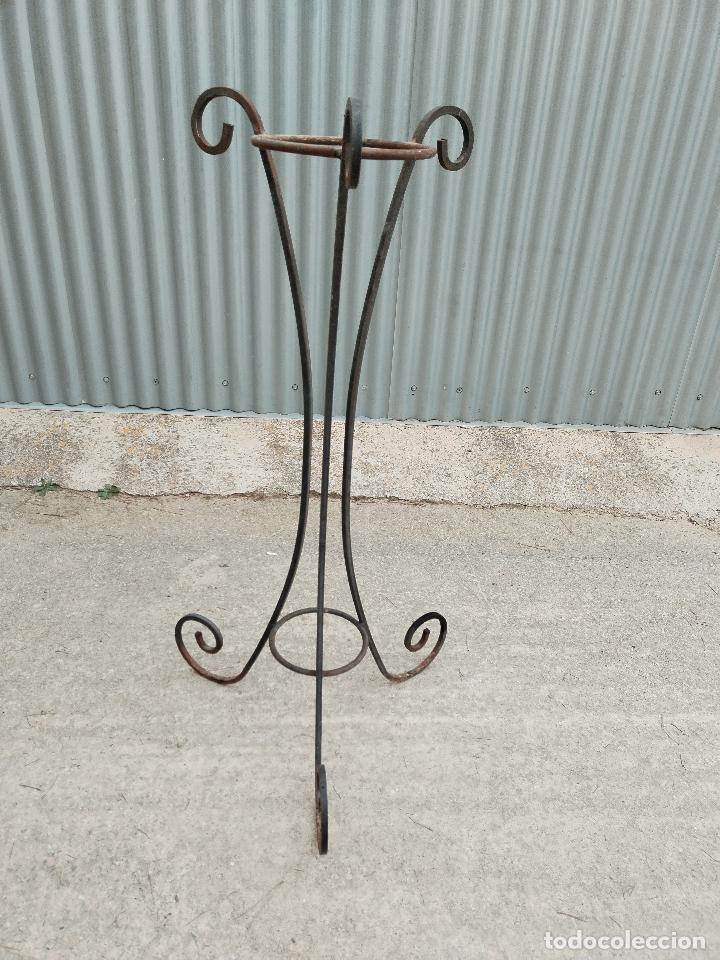 Antig&uuml;edades: macetero alto de forja - Foto 3