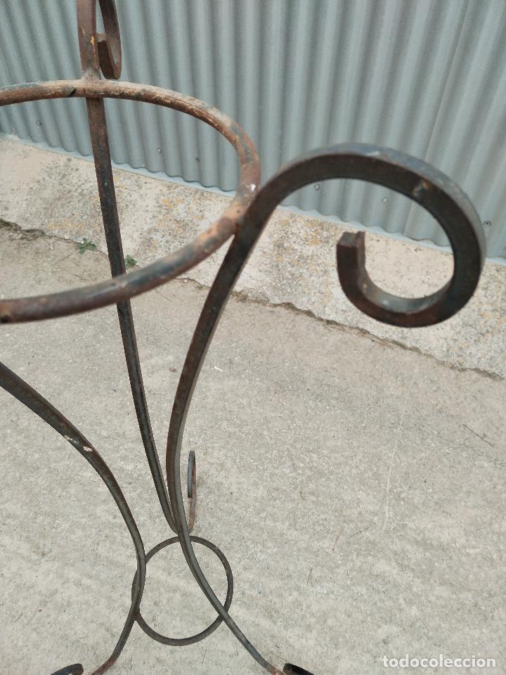 Antig&uuml;edades: macetero alto de forja - Foto 5