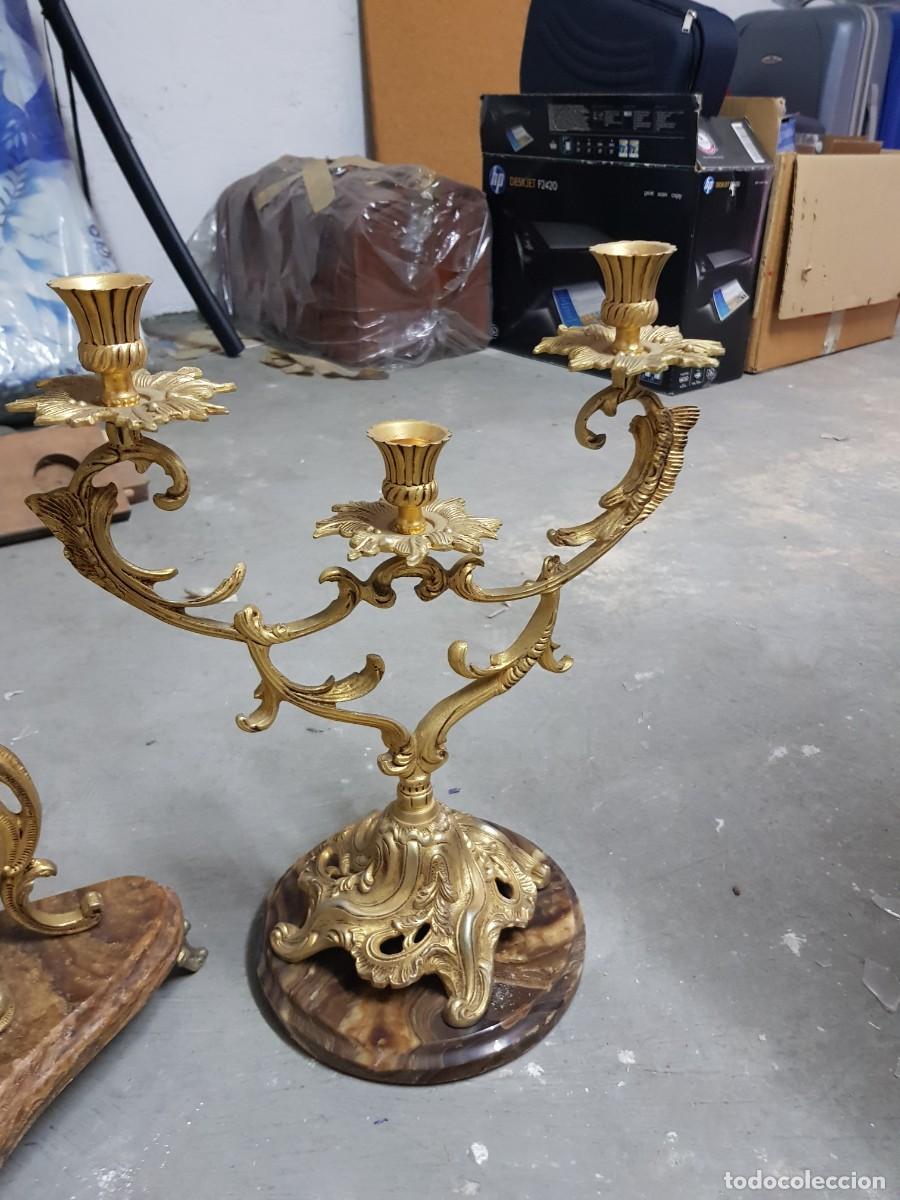 Antig&uuml;edades: JUEGO DE CANDELABROS Y RELOJ DE BRONCE - Foto 1