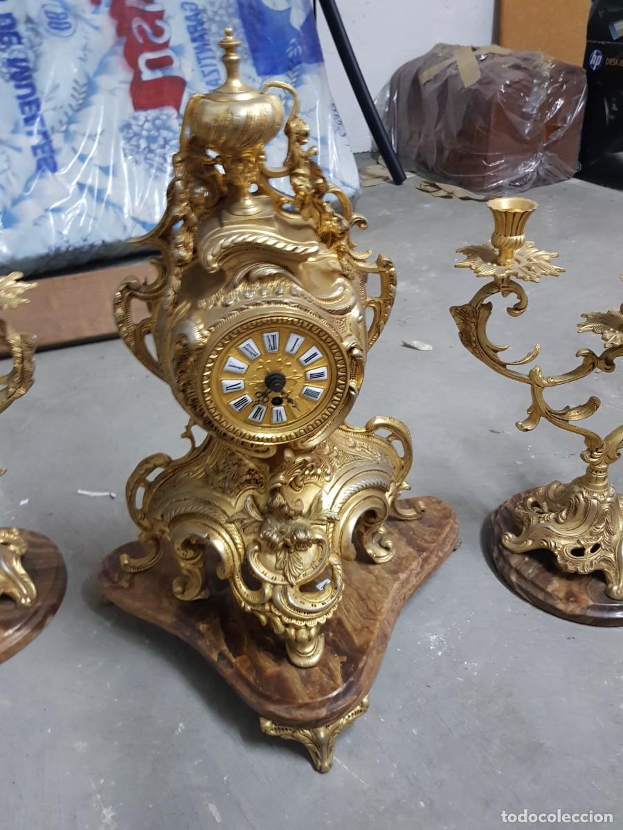 Antig&uuml;edades: JUEGO DE CANDELABROS Y RELOJ DE BRONCE - Foto 2