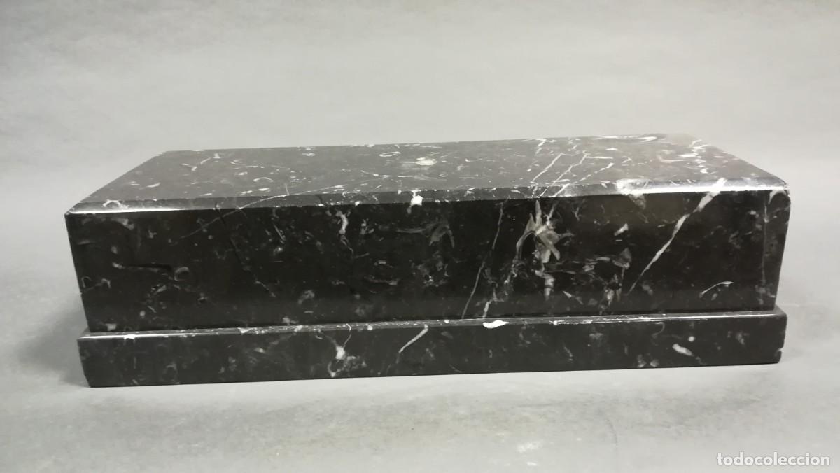 Antig&uuml;edades: BASE RECTANGULAR DE MARMOL NEGRO DE MARKINA - Foto 1