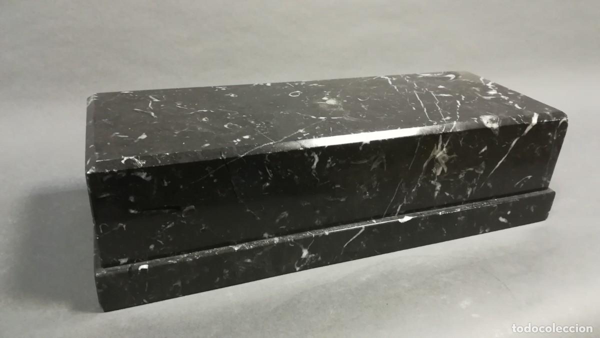 Antig&uuml;edades: BASE RECTANGULAR DE MARMOL NEGRO DE MARKINA - Foto 2