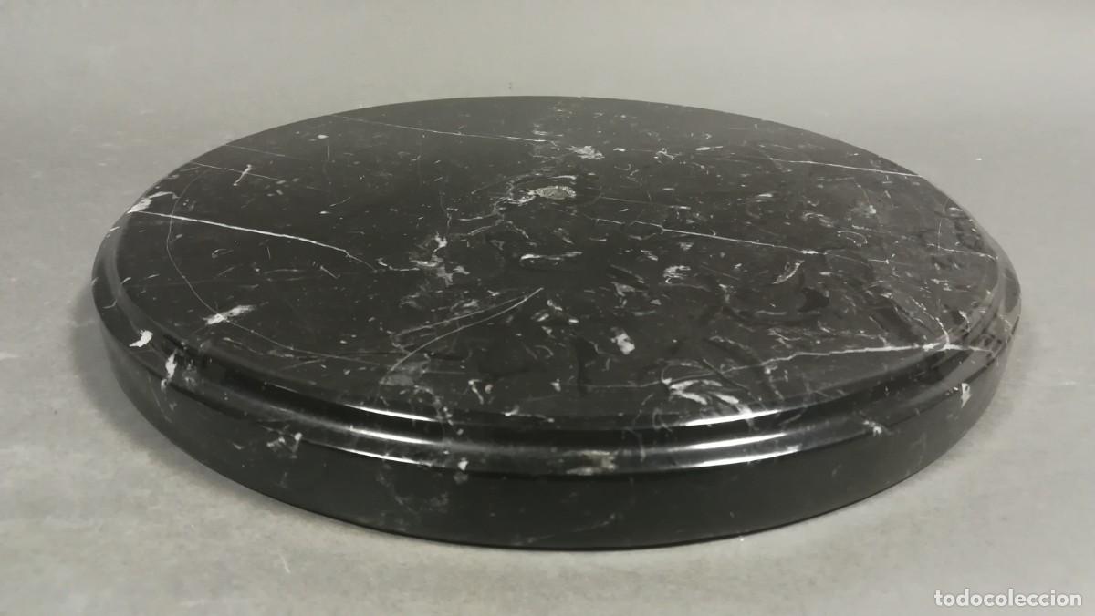 Antig&uuml;edades: BASE DE MARMOL NEGRO CIRCULAR - Foto 1