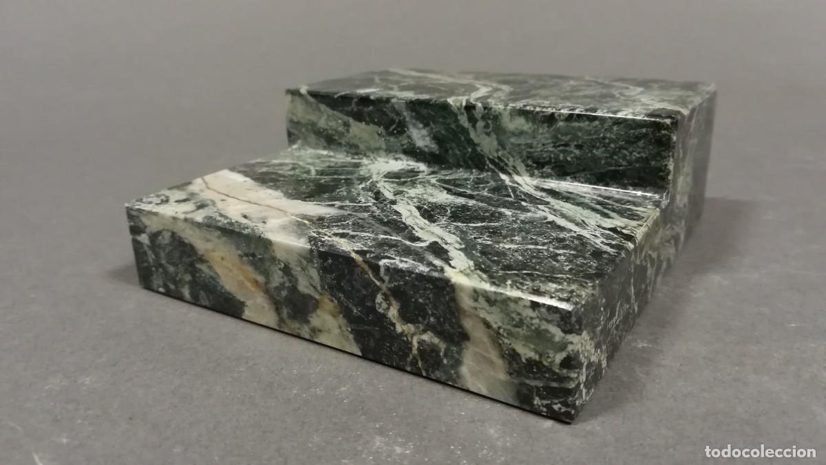 Antig&uuml;edades: BASE DE ESCALERA CUADRADA EN MARMOL VERDE MACAEL - Foto 1