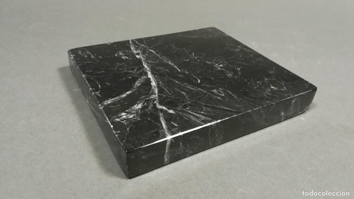 Antig&uuml;edades: BASE DE M&Aacute;RMOL NEGRO DE MARKINA - Foto 1