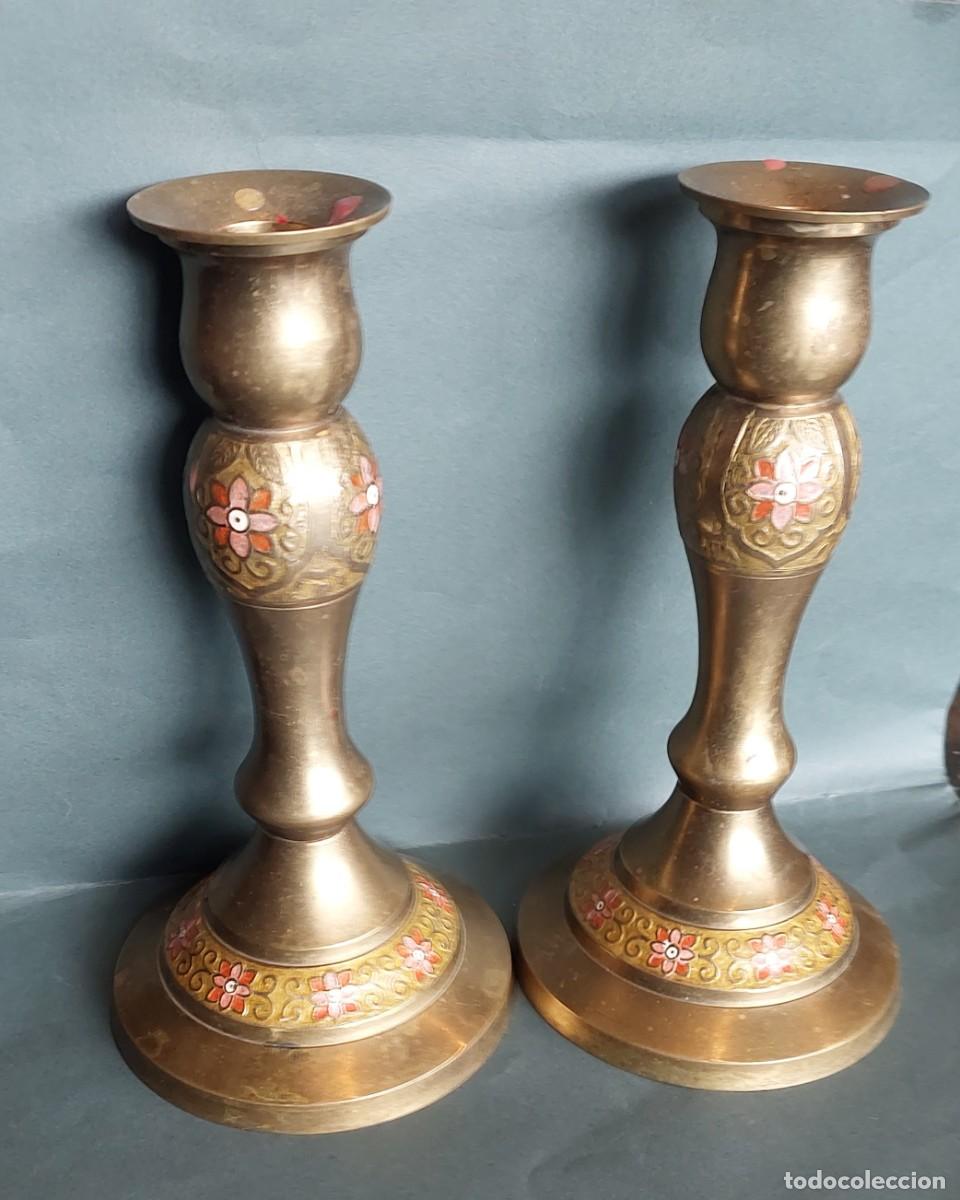 Antig&uuml;edades: Pareja de candeleros de bronce y esmalte - Foto 1