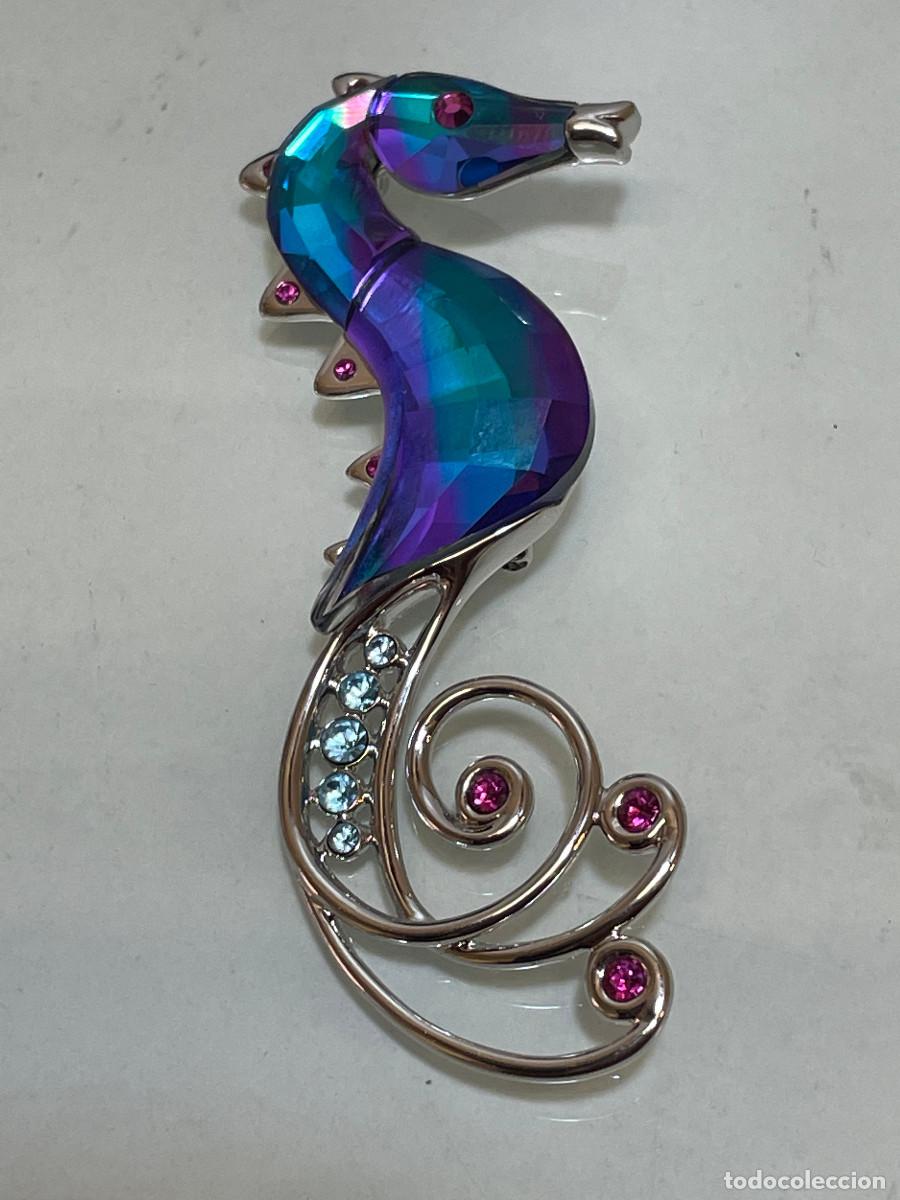 Antig&uuml;edades: BROCHE CABALLITO DE MAR SWAROVSKI - Foto 2
