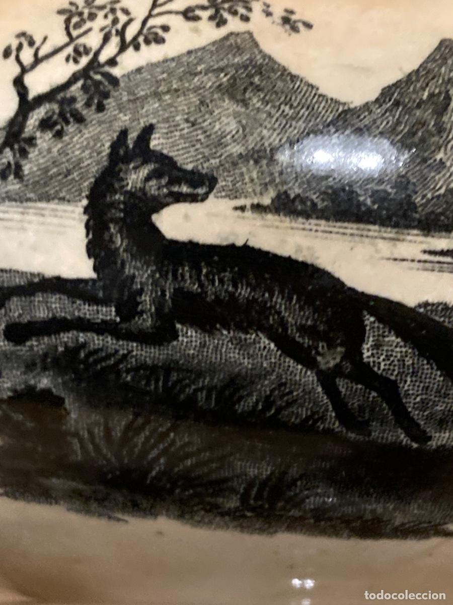 Antig&uuml;edades: Sopera sin tapa representando la caza del lobo - Foto 9