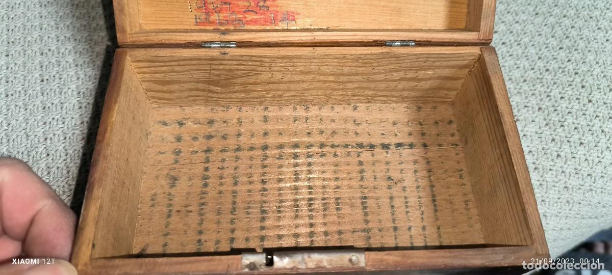 Antig&uuml;edades: ANTIGUA CAJA HUCHA DE MADERA - Foto 4